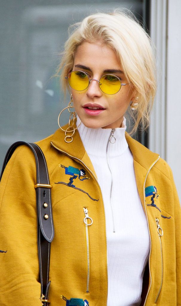 La modelo Lily Donaldson, con gafas amarillas transparentes.