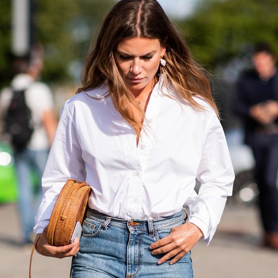 Blusa blanca + Blue jeans: El outfit atemporal perfecto | Effortless Chic