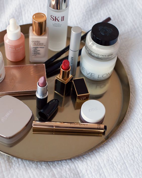 cosméticos en el refrigerador