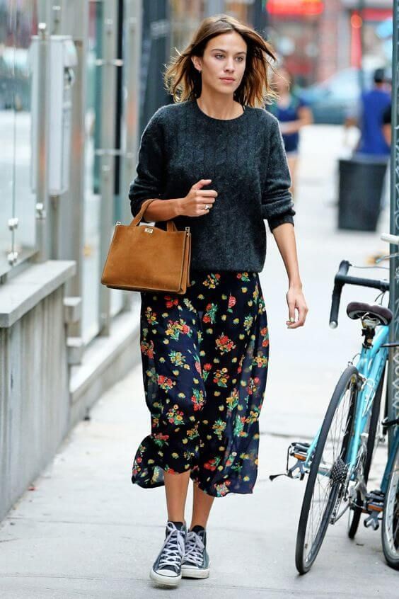 vestido midi con zapatillas