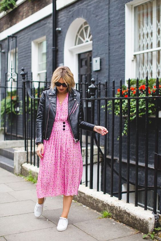 vestido midi con zapatillas