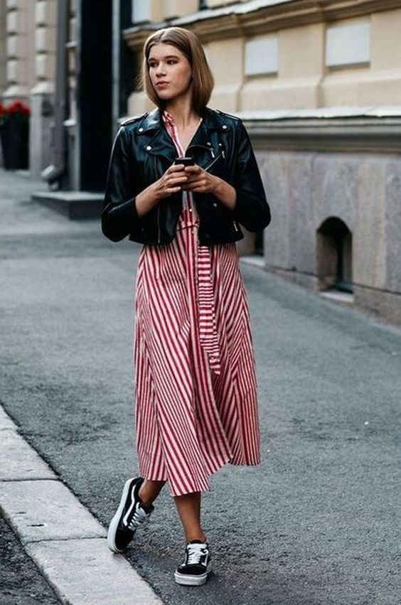 vestido midi con zapatillas