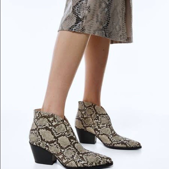botines con abertura frontal