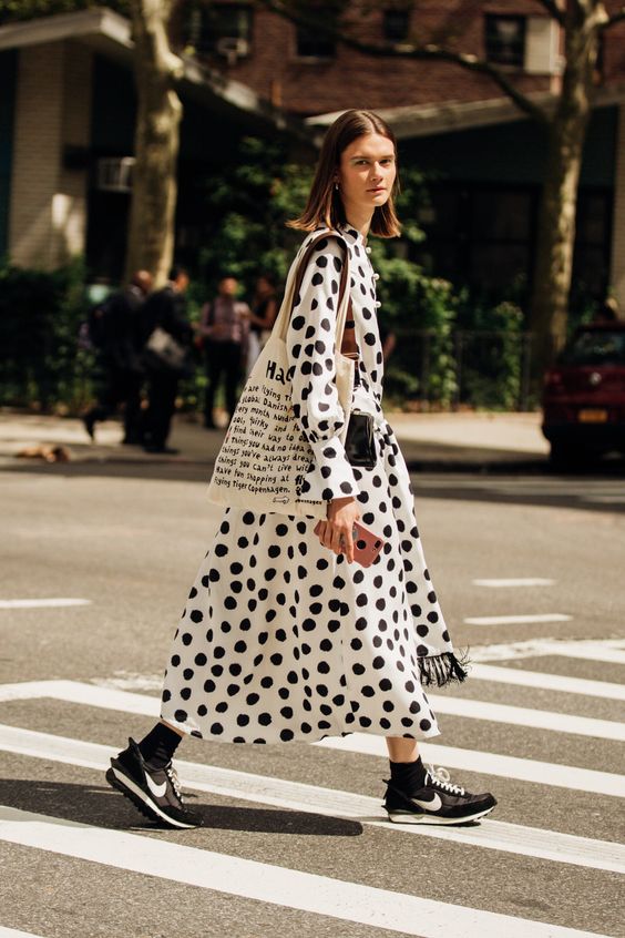 vestido midi con zapatillas