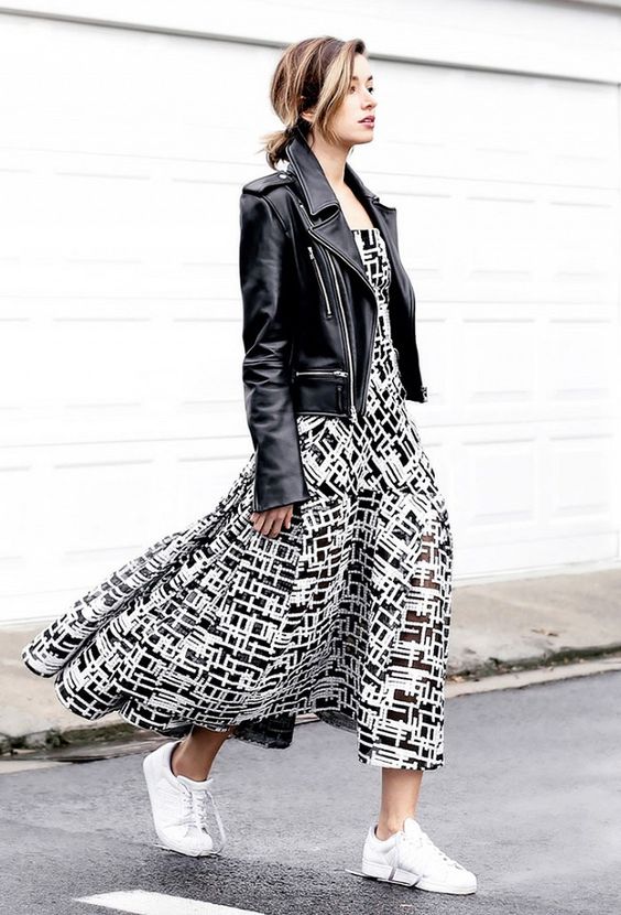 vestido midi con zapatillas