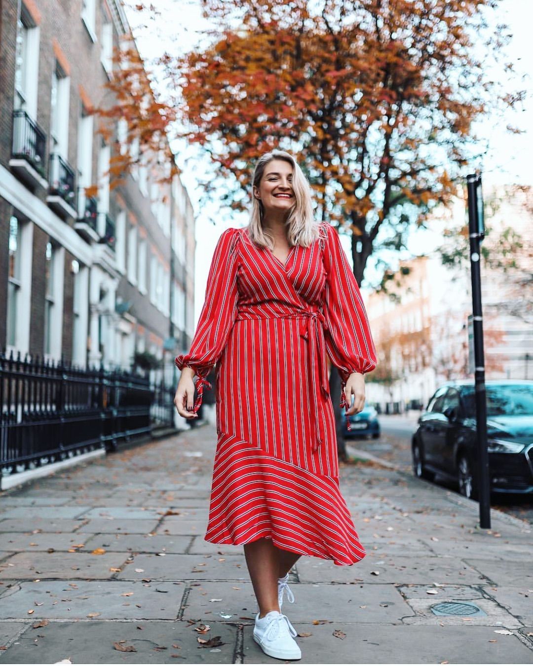 vestido midi con zapatillas