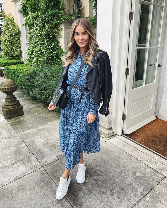 vestido midi con zapatillas