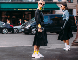 vestido midi con zapatillas