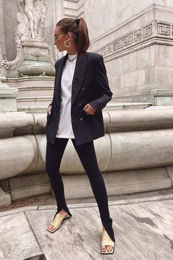 leggings con una abertura