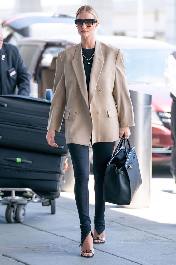 leggings con una abertura