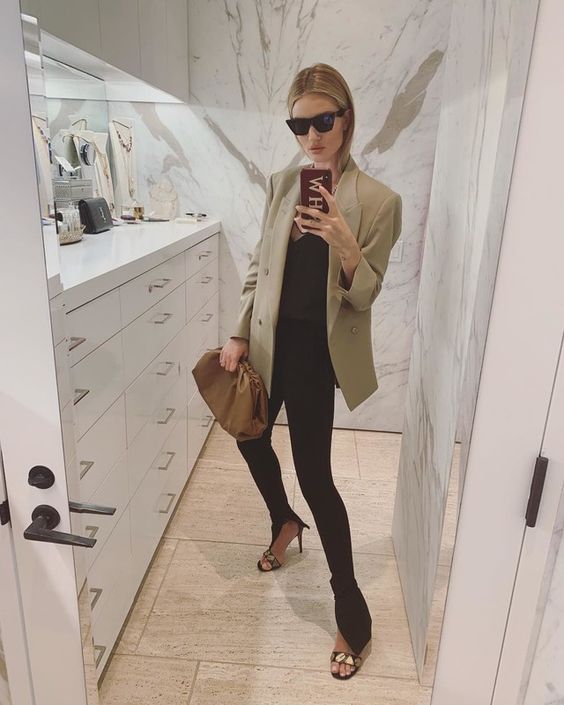 leggings con una abertura
