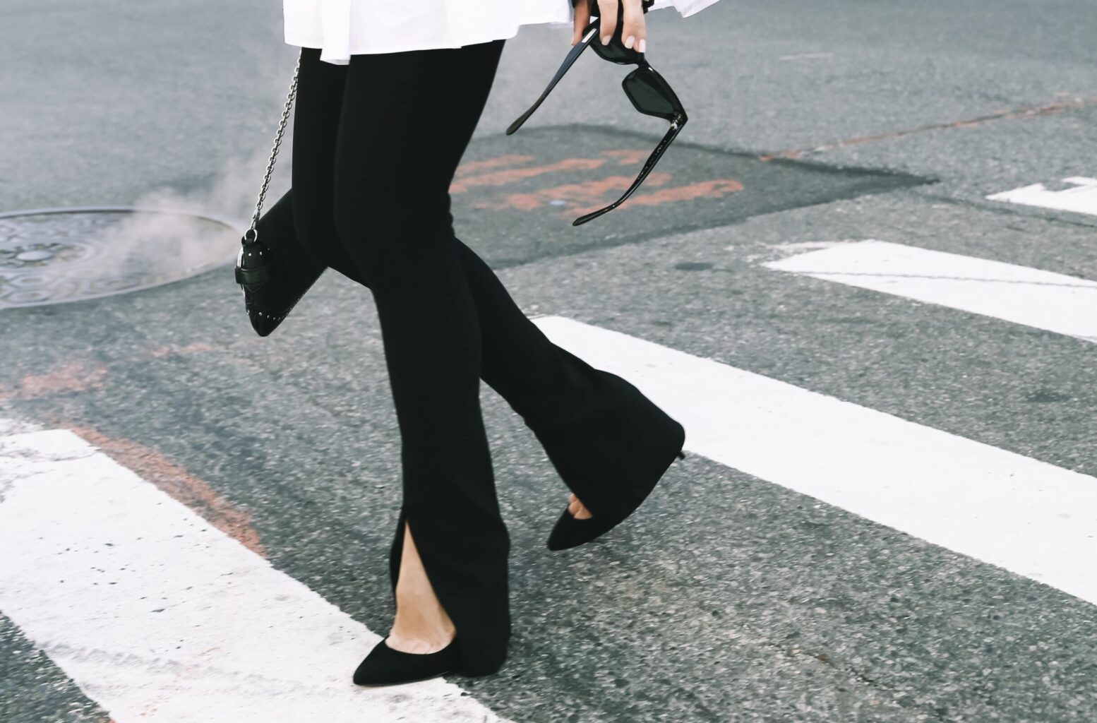 leggings con una abertura