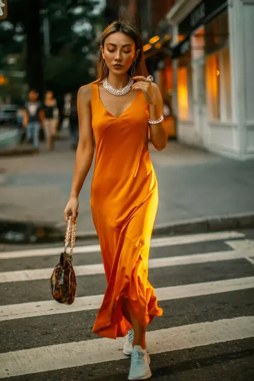 vestido satinado con zapatillas 2