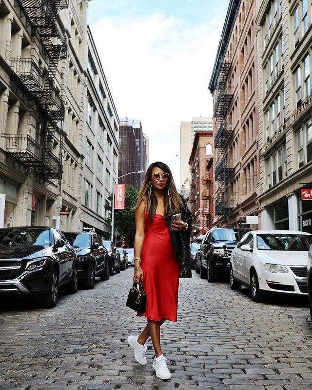 vestido rojo satinado con zapatillas