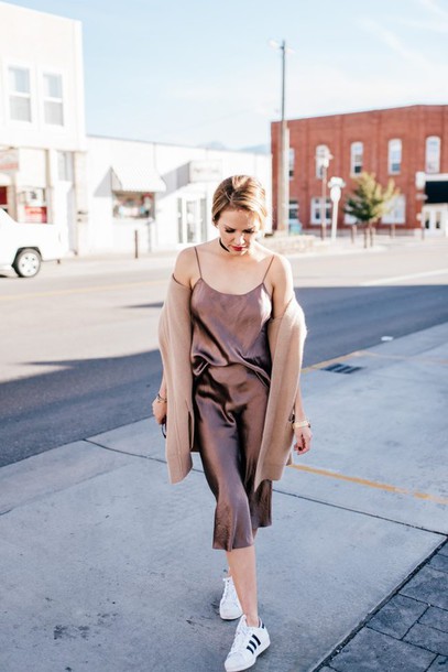 vestido satinado con cardigan